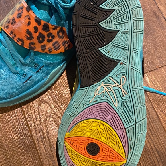 Nike Kyrie basketball shoe - Picture 4 of 4